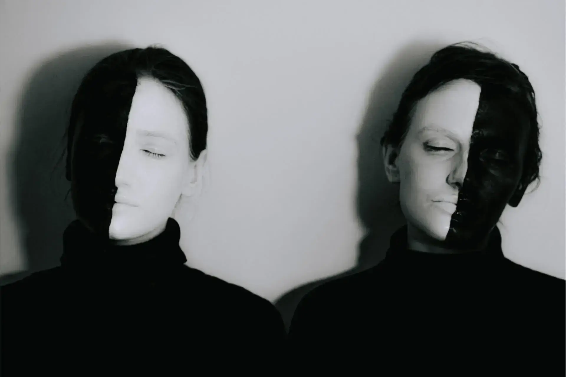 Yüzleri yarı siyah yarı beyaz boyanmış iki kişi; duygudurumdaki iki uç hâli simgeleyen görsel